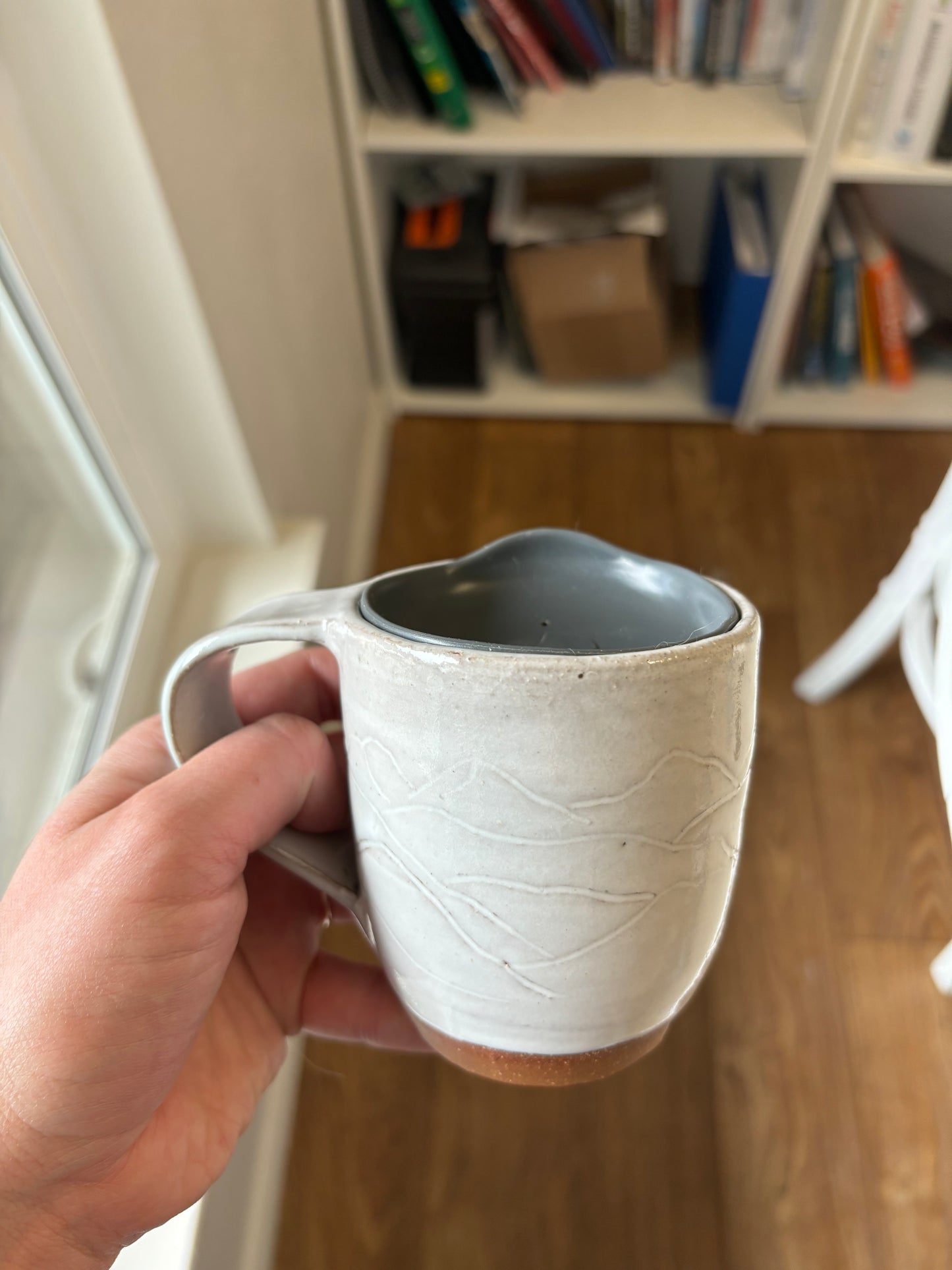 “Breck” Glossy White Carved Mountain Mug ~8oz