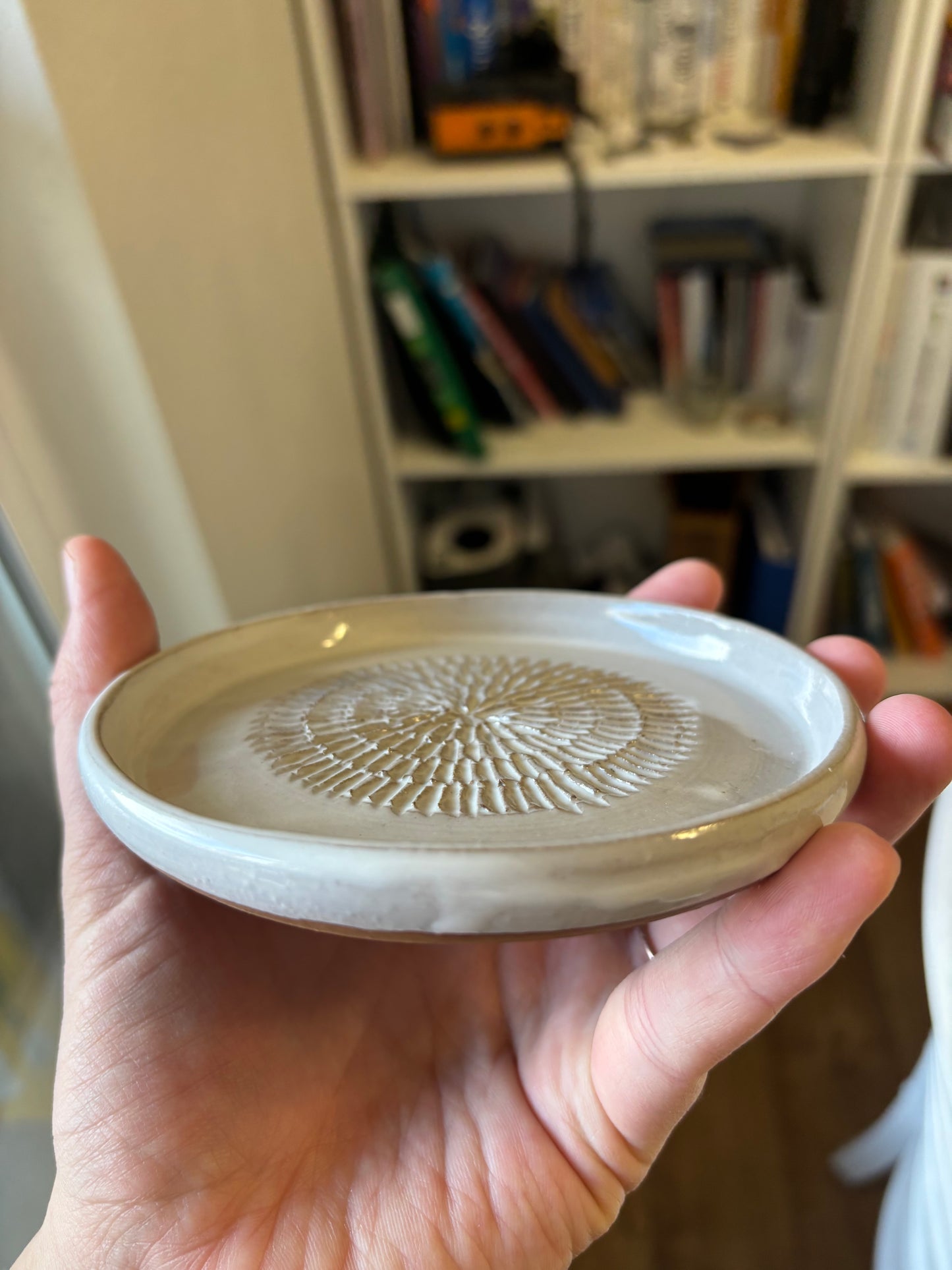 “Chrysanthemum III” White Large Garlic Grate Plate