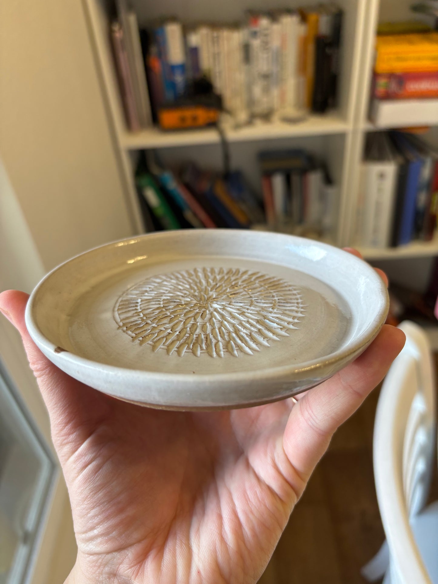 “Chrysanthemum II” White Large Garlic Grate Plate