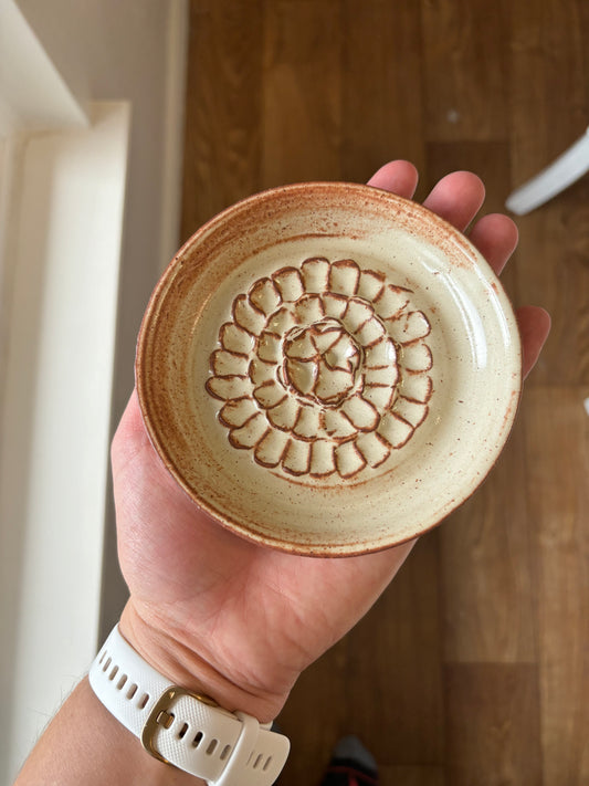 “Wendy” Floral Tan Garlic Grate Plate